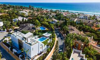 Lista para entrar a vivir, nueva villa de diseño moderno en venta en una urbanización muy solicitada junto a la playa, justo al este del centro de Marbella 37570 