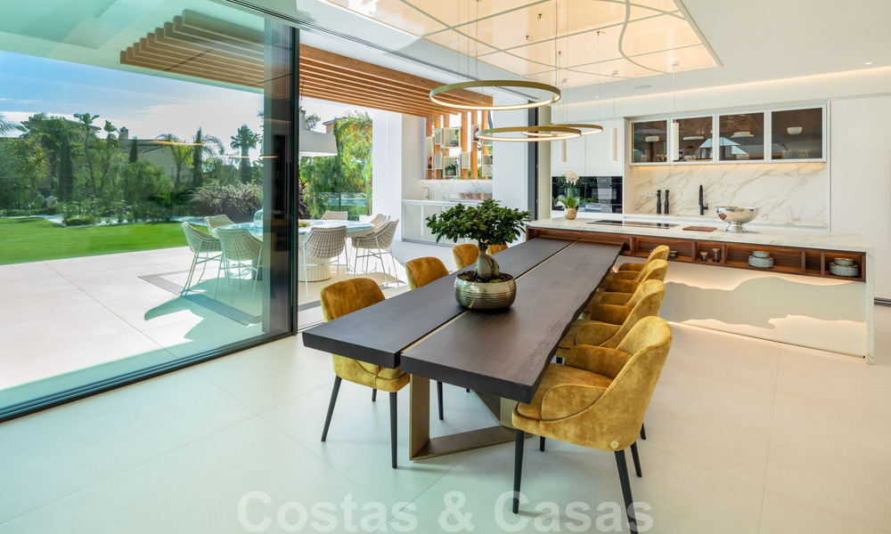 Lista para entrar a vivir, nueva villa de diseño moderno en venta en una urbanización muy solicitada junto a la playa, justo al este del centro de Marbella 37578