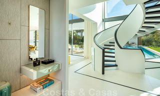 Lista para entrar a vivir, nueva villa de diseño moderno en venta en una urbanización muy solicitada junto a la playa, justo al este del centro de Marbella 37579 