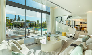 Lista para entrar a vivir, nueva villa de diseño moderno en venta en una urbanización muy solicitada junto a la playa, justo al este del centro de Marbella 37581 