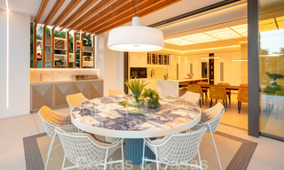Lista para entrar a vivir, nueva villa de diseño moderno en venta en una urbanización muy solicitada junto a la playa, justo al este del centro de Marbella 37585 