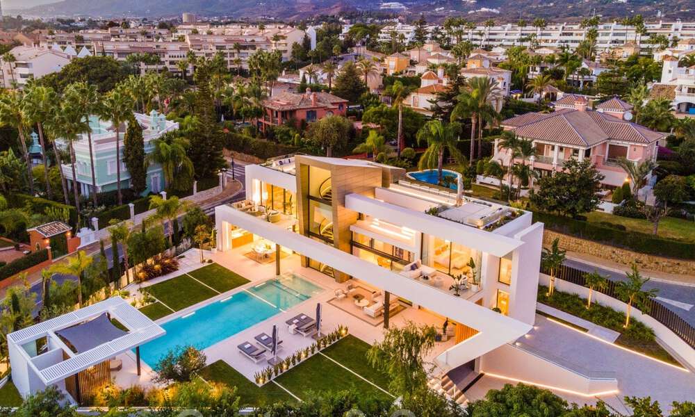 Lista para entrar a vivir, nueva villa de diseño moderno en venta en una urbanización muy solicitada junto a la playa, justo al este del centro de Marbella 37586