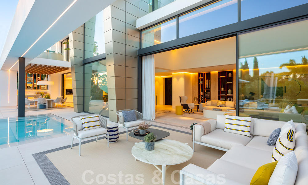 Lista para entrar a vivir, nueva villa de diseño moderno en venta en una urbanización muy solicitada junto a la playa, justo al este del centro de Marbella 37587