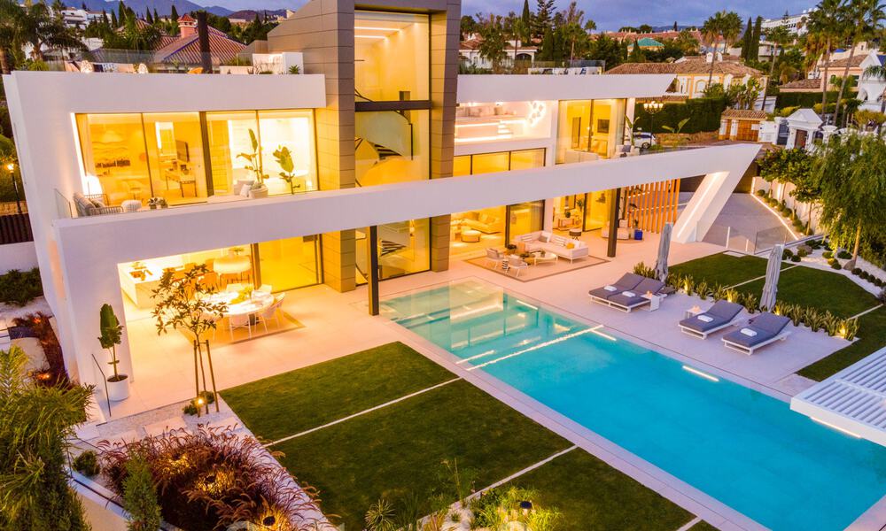 Lista para entrar a vivir, nueva villa de diseño moderno en venta en una urbanización muy solicitada junto a la playa, justo al este del centro de Marbella 37588