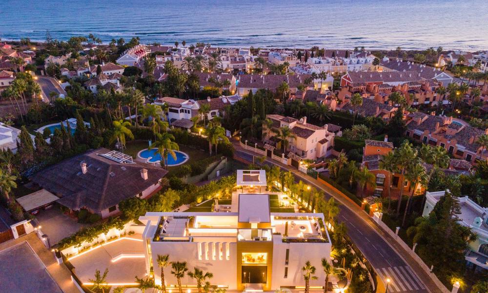 Lista para entrar a vivir, nueva villa de diseño moderno en venta en una urbanización muy solicitada junto a la playa, justo al este del centro de Marbella 37589
