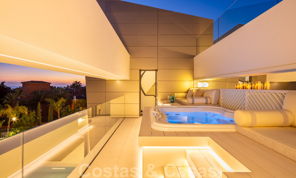 Lista para entrar a vivir, nueva villa de diseño moderno en venta en una urbanización muy solicitada junto a la playa, justo al este del centro de Marbella 37591