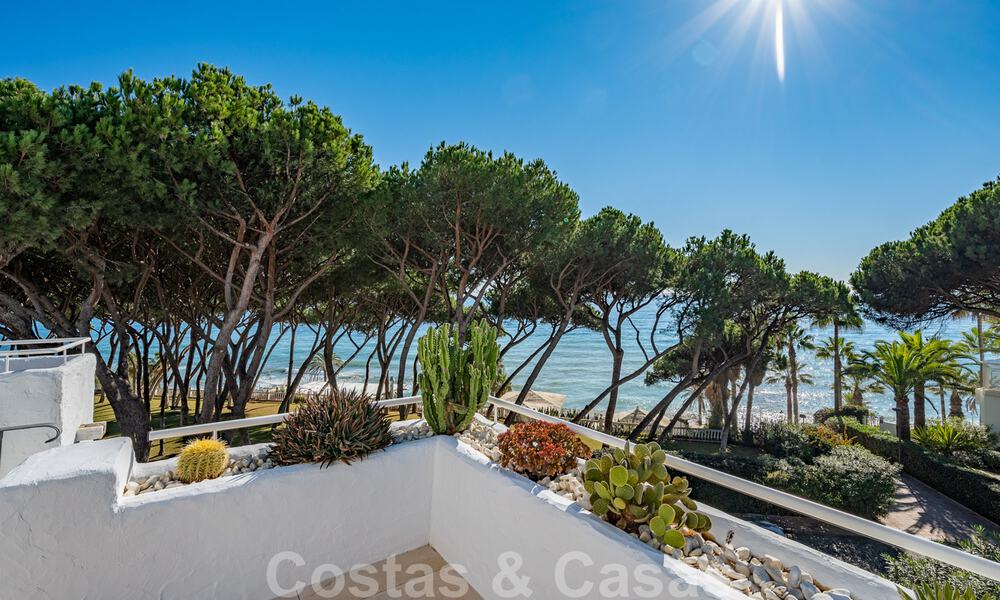 Moderno ático de lujo reformado en primera línea de playa en venta en la Milla de Oro de Marbella 37676