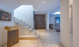 Moderno ático de lujo reformado en primera línea de playa en venta en la Milla de Oro de Marbella 37684 