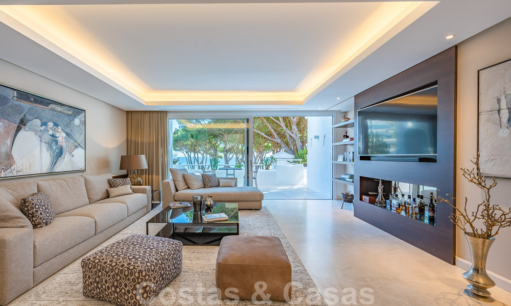 Moderno ático de lujo reformado en primera línea de playa en venta en la Milla de Oro de Marbella 37685
