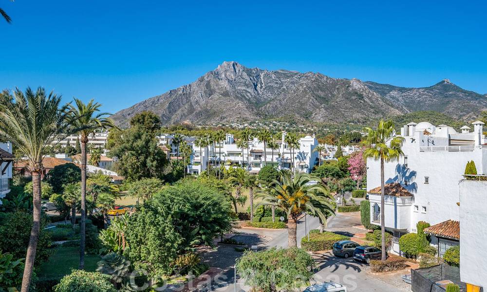 Moderno ático de lujo reformado en primera línea de playa en venta en la Milla de Oro de Marbella 37690