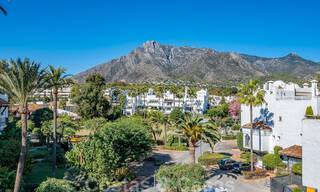 Moderno ático de lujo reformado en primera línea de playa en venta en la Milla de Oro de Marbella 37690 