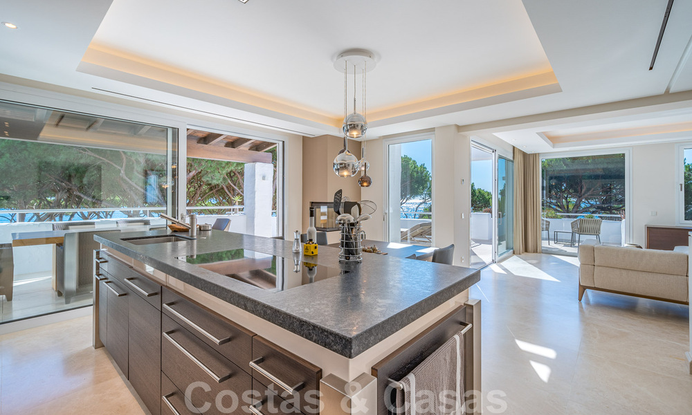 Moderno ático de lujo reformado en primera línea de playa en venta en la Milla de Oro de Marbella 37695