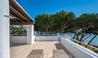 Moderno ático de lujo reformado en primera línea de playa en venta en la Milla de Oro de Marbella 37697 