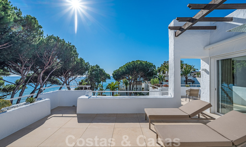 Moderno ático de lujo reformado en primera línea de playa en venta en la Milla de Oro de Marbella 37698