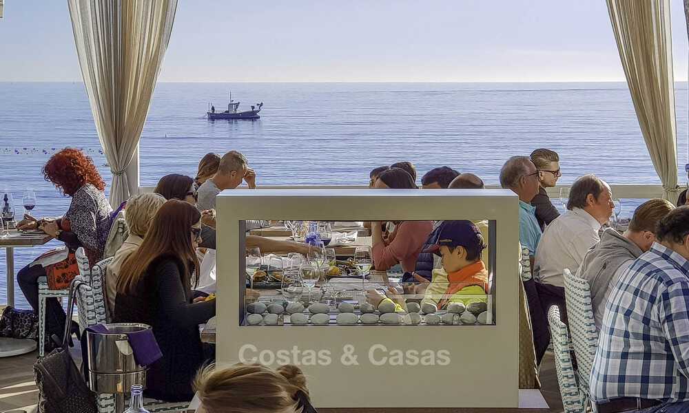 Moderno ático de lujo reformado en primera línea de playa en venta en la Milla de Oro de Marbella 37700