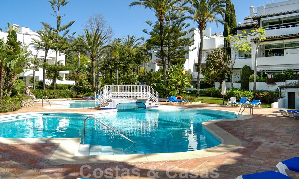 Moderno ático de lujo reformado en primera línea de playa en venta en la Milla de Oro de Marbella 37703