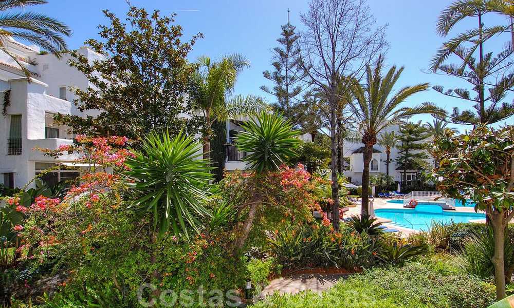 Moderno ático de lujo reformado en primera línea de playa en venta en la Milla de Oro de Marbella 37705