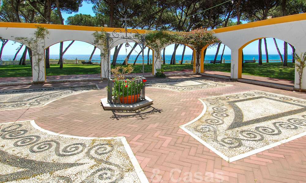 Moderno ático de lujo reformado en primera línea de playa en venta en la Milla de Oro de Marbella 37708