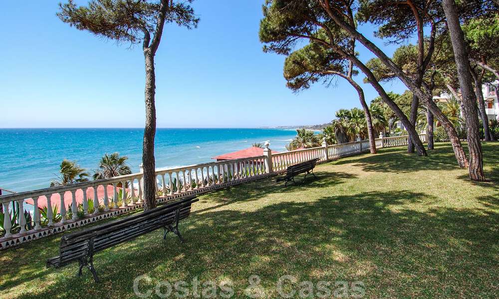 Moderno ático de lujo reformado en primera línea de playa en venta en la Milla de Oro de Marbella 37709