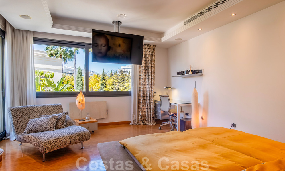 Apartamento de lujo en primera línea de playa en venta con vistas al mar en Puerto Banús, Marbella 37714