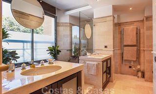 Apartamento de lujo en primera línea de playa en venta con vistas al mar en Puerto Banús, Marbella 37715 