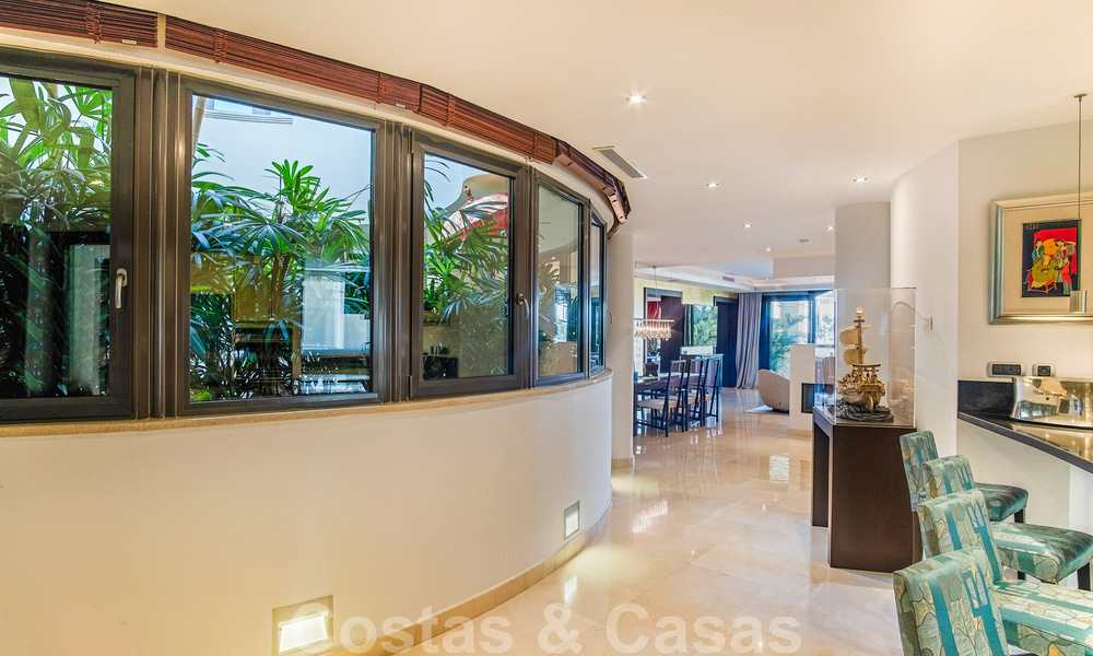 Apartamento de lujo en primera línea de playa en venta con vistas al mar en Puerto Banús, Marbella 37717