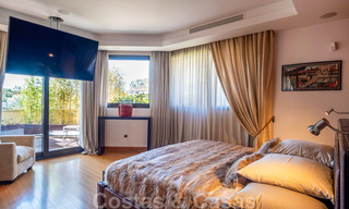 Apartamento de lujo en primera línea de playa en venta con vistas al mar en Puerto Banús, Marbella 37720 