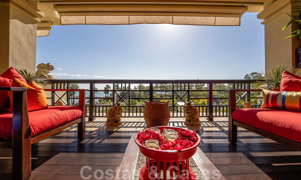 Apartamento de lujo en primera línea de playa en venta con vistas al mar en Puerto Banús, Marbella 37728