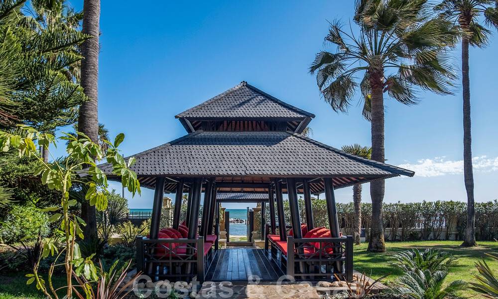 Apartamento de lujo en primera línea de playa en venta con vistas al mar en Puerto Banús, Marbella 37734