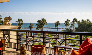 Apartamento de lujo en primera línea de playa en venta con vistas al mar en Puerto Banús, Marbella 37736 