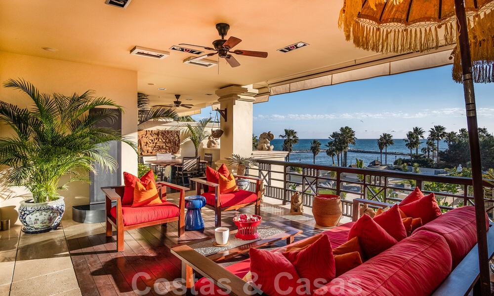 Apartamento de lujo en primera línea de playa en venta con vistas al mar en Puerto Banús, Marbella 37738