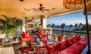 Apartamento de lujo en primera línea de playa en venta con vistas al mar en Puerto Banús, Marbella 37738 
