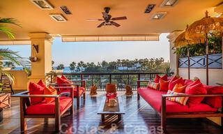 Apartamento de lujo en primera línea de playa en venta con vistas al mar en Puerto Banús, Marbella 37739 
