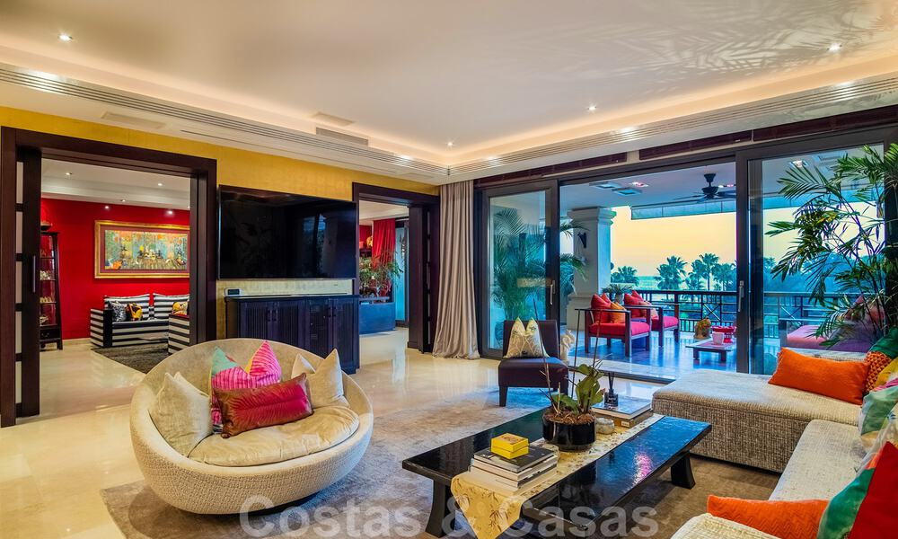 Apartamento de lujo en primera línea de playa en venta con vistas al mar en Puerto Banús, Marbella 37740