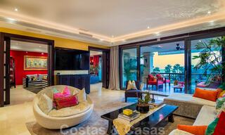 Apartamento de lujo en primera línea de playa en venta con vistas al mar en Puerto Banús, Marbella 37740 