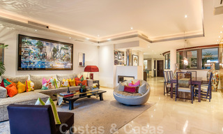 Apartamento de lujo en primera línea de playa en venta con vistas al mar en Puerto Banús, Marbella 37742 