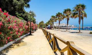 Apartamento de lujo en primera línea de playa en venta con vistas al mar en Puerto Banús, Marbella 37743 