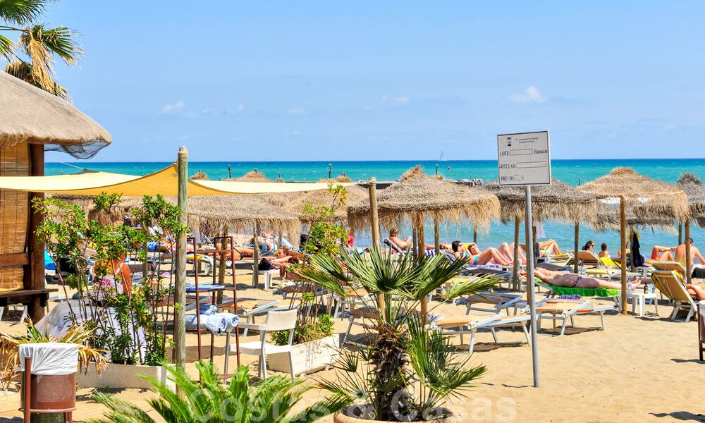 Apartamento de lujo en primera línea de playa en venta con vistas al mar en Puerto Banús, Marbella 37745