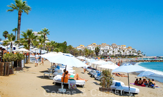Apartamento de lujo en primera línea de playa en venta con vistas al mar en Puerto Banús, Marbella 37746 