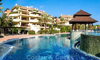 Apartamento de lujo en primera línea de playa en venta con vistas al mar en Puerto Banús, Marbella 37989 