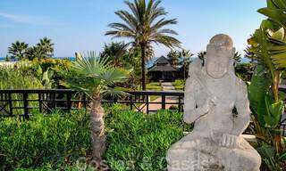 Apartamento de lujo en primera línea de playa en venta con vistas al mar en Puerto Banús, Marbella 37991 
