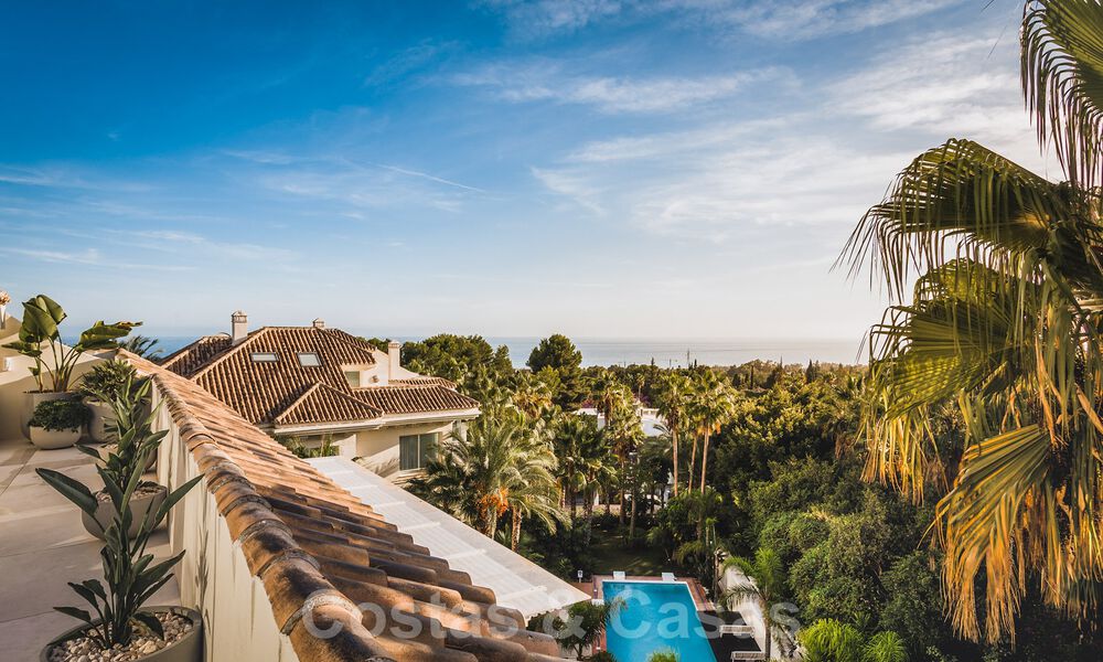 Se vende lujoso ático con vistas al mar en un complejo chic en la Milla de Oro de Marbella 37751