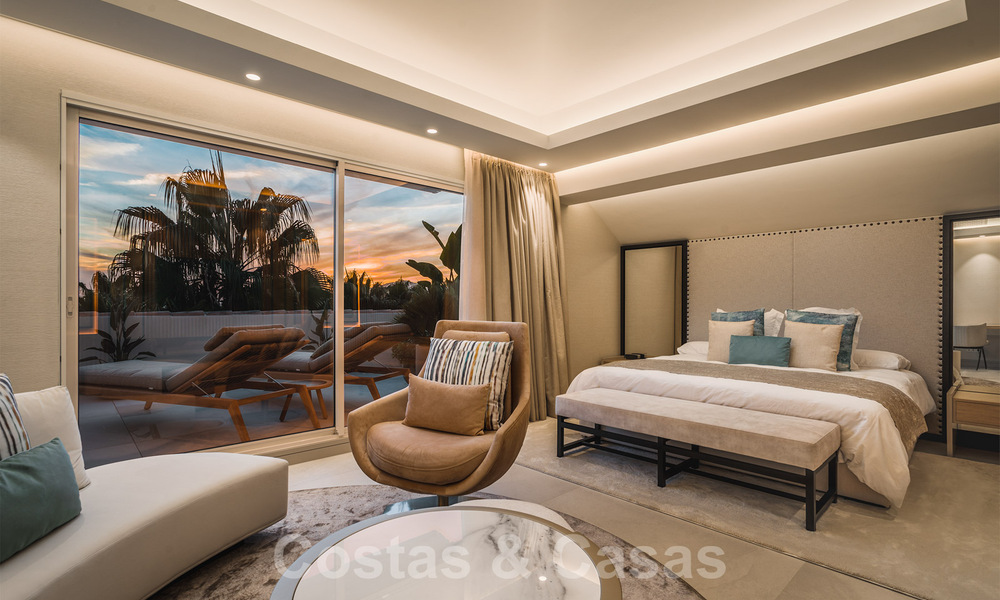 Se vende lujoso ático con vistas al mar en un complejo chic en la Milla de Oro de Marbella 37761