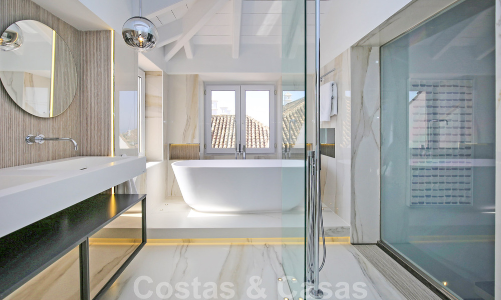 Lujoso ático en venta con vistas al mar en un complejo exclusivo en la famosa Milla de Oro, Marbella 38390