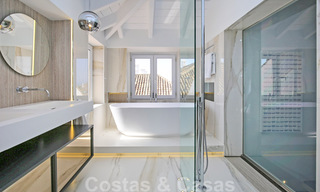 Lujoso ático en venta con vistas al mar en un complejo exclusivo en la famosa Milla de Oro, Marbella 38390 