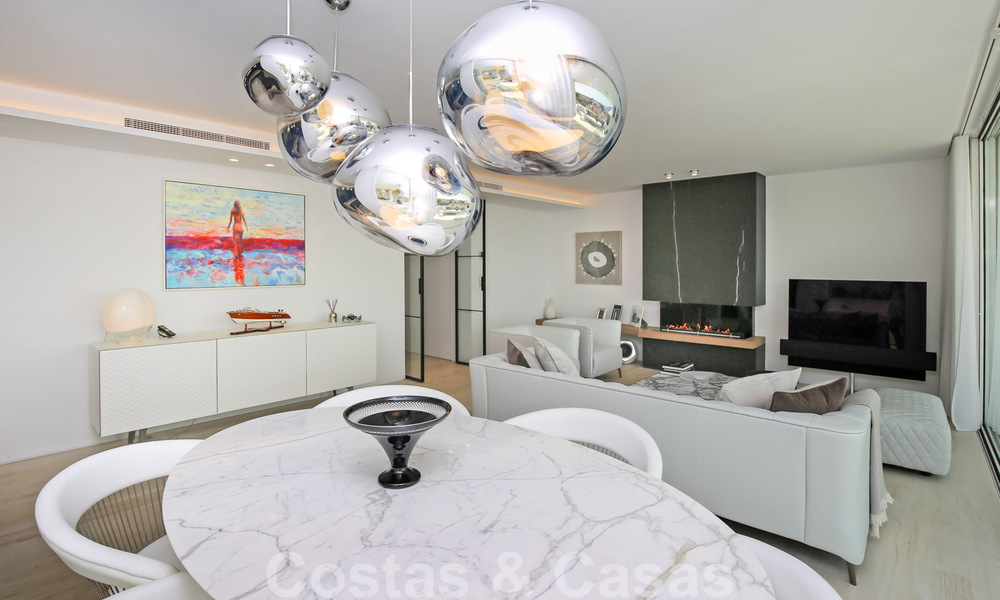 Lujoso ático en venta con vistas al mar en un complejo exclusivo en la famosa Milla de Oro, Marbella 38393