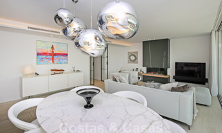 Lujoso ático en venta con vistas al mar en un complejo exclusivo en la famosa Milla de Oro, Marbella 38393 