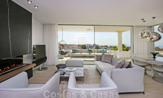 Lujoso ático en venta con vistas al mar en un complejo exclusivo en la famosa Milla de Oro, Marbella 38395 