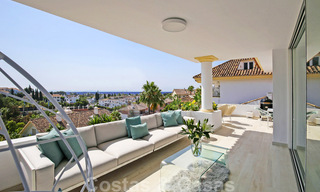 Lujoso ático en venta con vistas al mar en un complejo exclusivo en la famosa Milla de Oro, Marbella 38398 