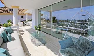 Lujoso ático en venta con vistas al mar en un complejo exclusivo en la famosa Milla de Oro, Marbella 38399 
